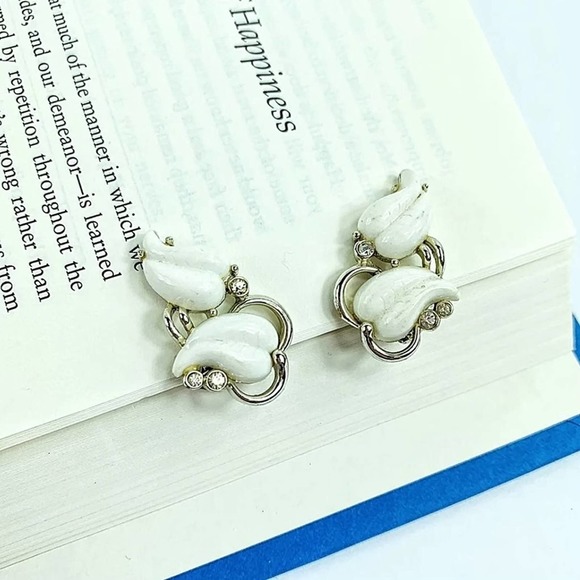 Vintage Kramer White Milk Glass Rhinestone Clip Earrings, Silver,Designer Signed - Picture 1 of 6